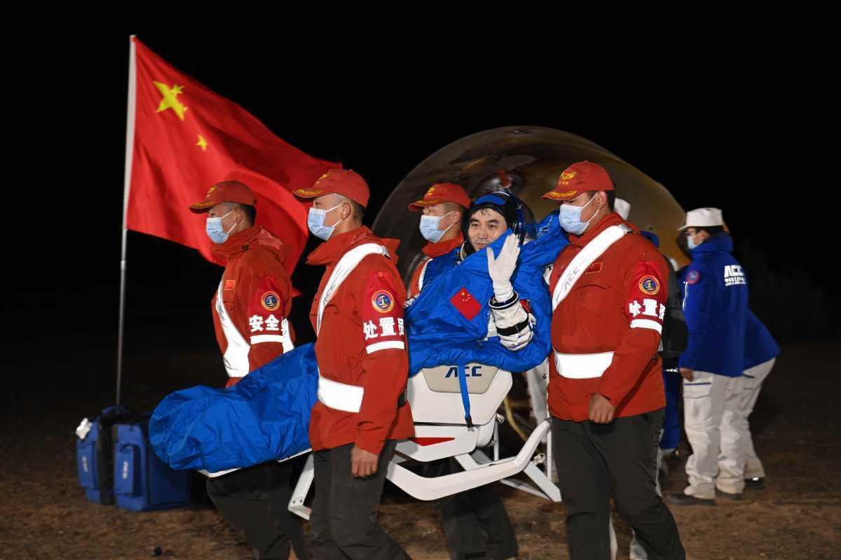 神舟十八号载人飞船返回舱成功着陆