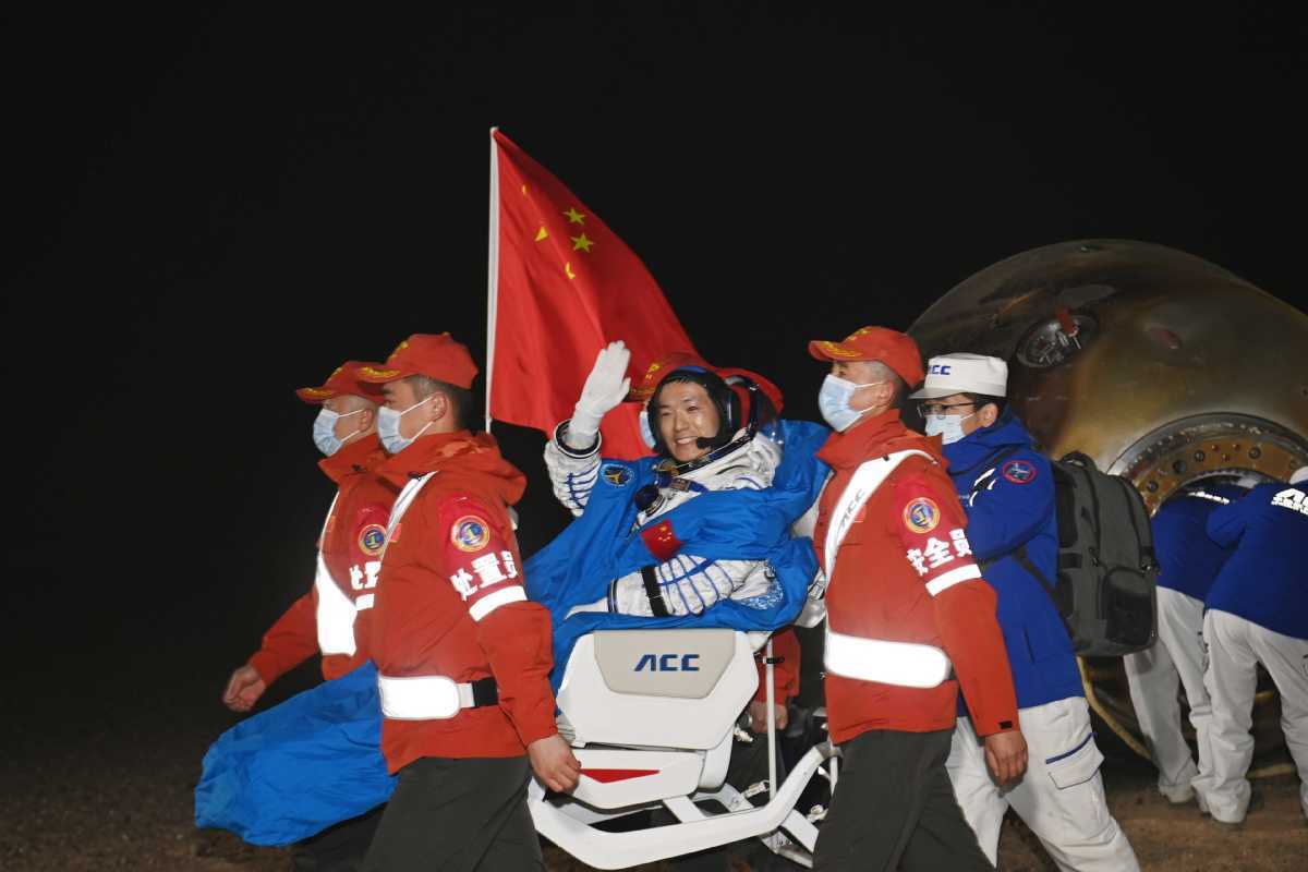 神舟十八号载人飞船返回舱成功着陆