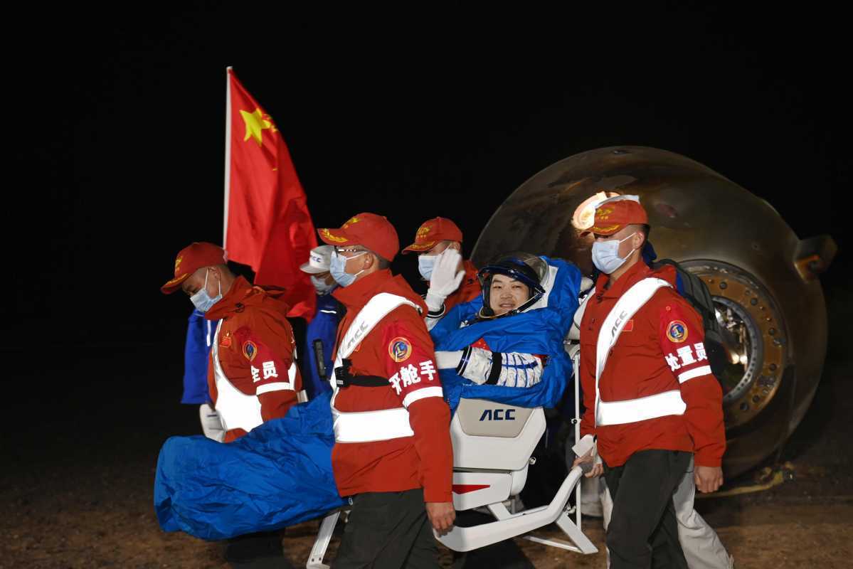 神舟十八号载人飞船返回舱成功着陆