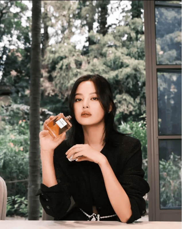 佩戴十八件珠宝登封面！辛芷蕾潇洒挥别旧爱，却变得越来越女神？