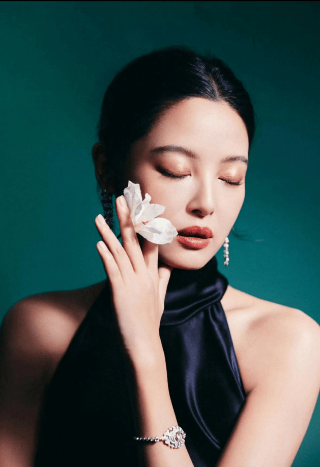 佩戴十八件珠宝登封面！辛芷蕾潇洒挥别旧爱，却变得越来越女神？