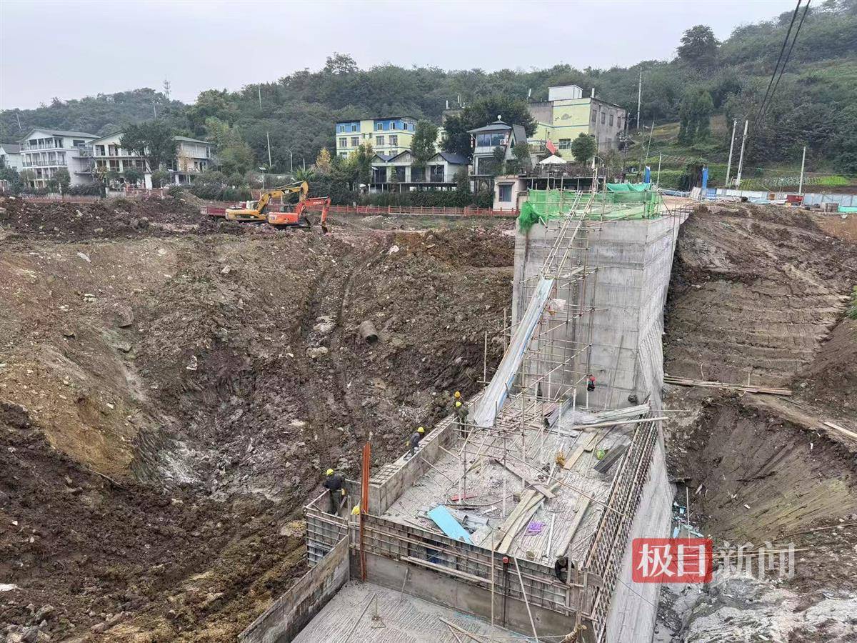 极目调查|重庆下天池水库塌坑：周边曾多次发生塌陷，当地投入近千万对大坝除险加固