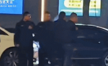 商贩与执法人员起冲突，拧开煤气罐当街怒砸？警方已介入