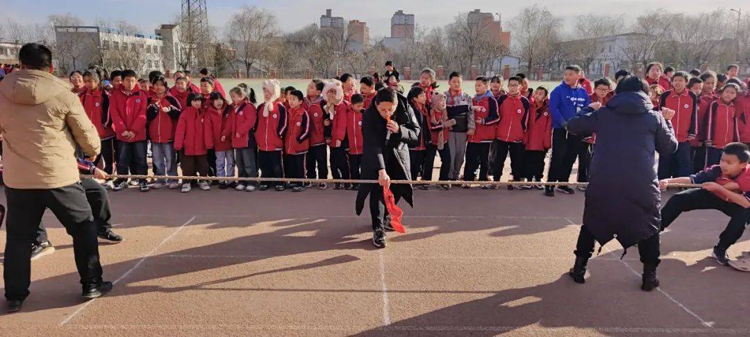 凝“绳”聚力 同心逐梦——忻州市龙岗小学举行“庆元旦”拔河比赛