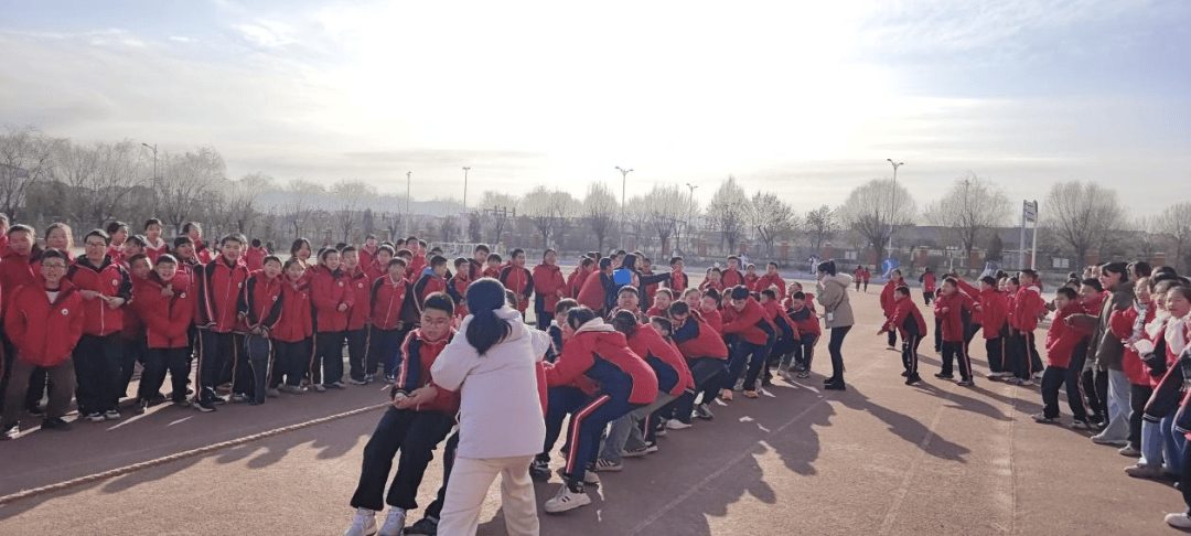 凝“绳”聚力 同心逐梦——忻州市龙岗小学举行“庆元旦”拔河比赛