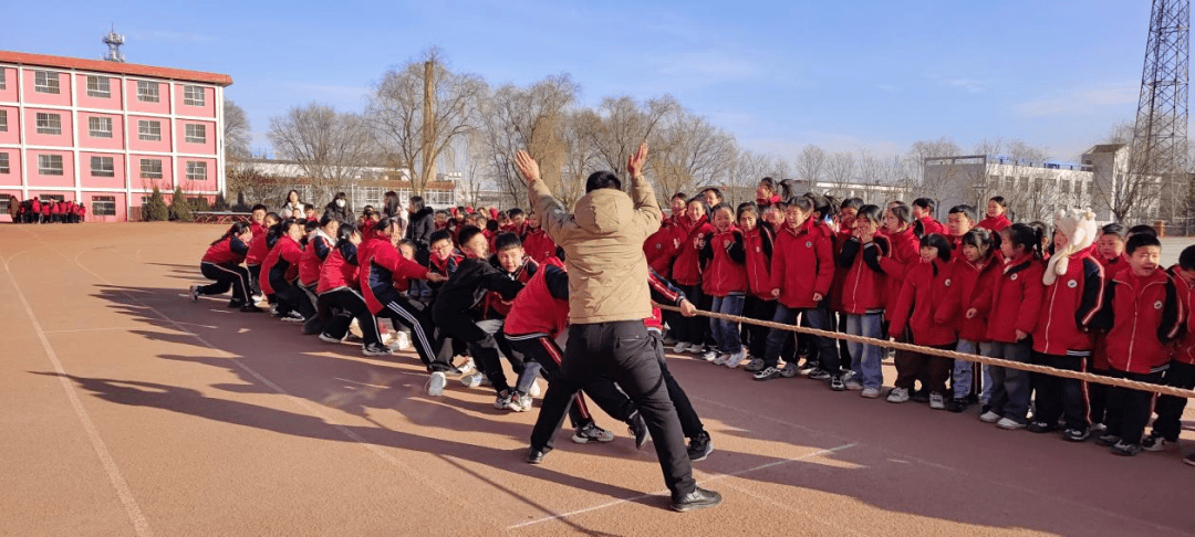 凝“绳”聚力 同心逐梦——忻州市龙岗小学举行“庆元旦”拔河比赛