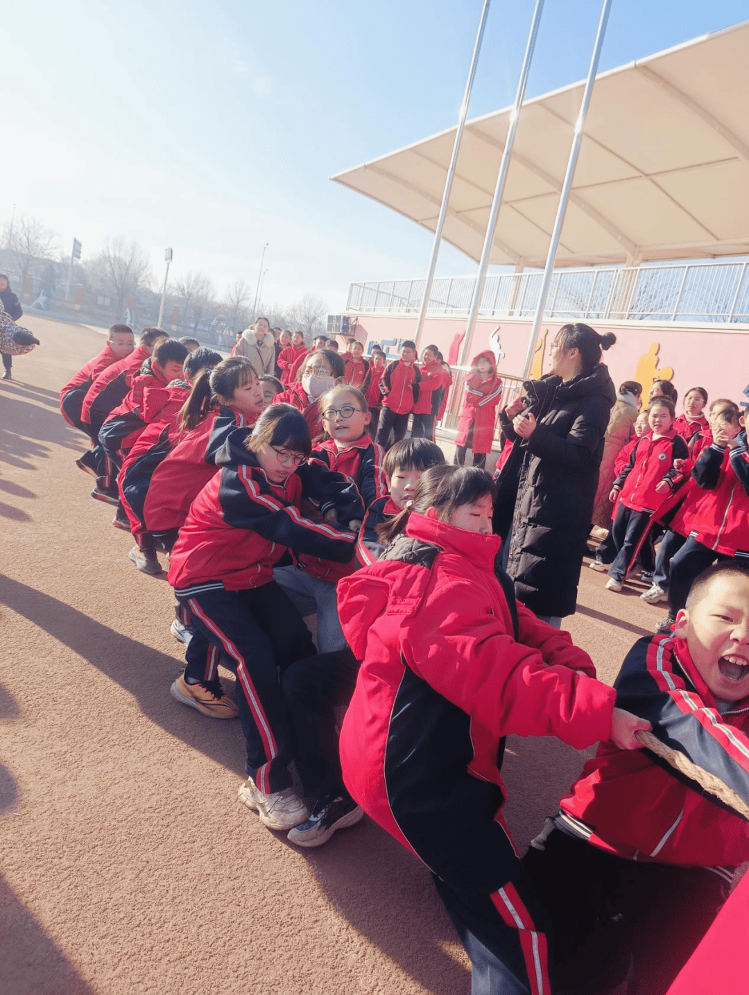 凝“绳”聚力 同心逐梦——忻州市龙岗小学举行“庆元旦”拔河比赛