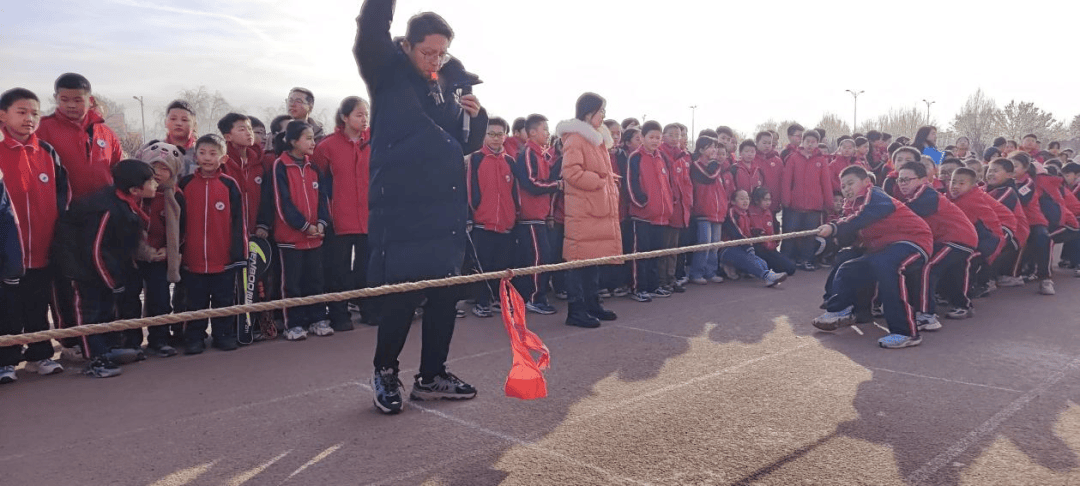 凝“绳”聚力 同心逐梦——忻州市龙岗小学举行“庆元旦”拔河比赛
