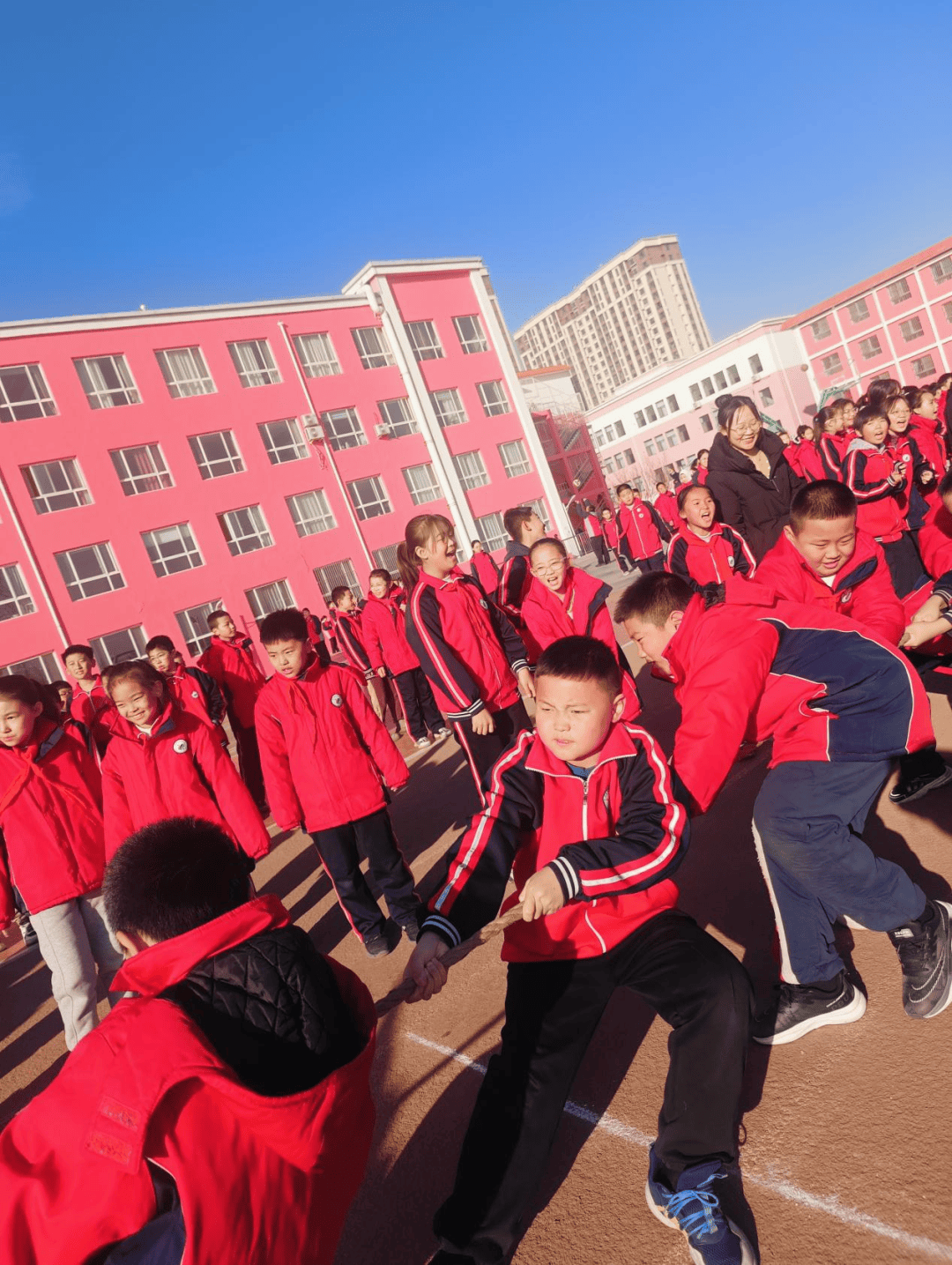 凝“绳”聚力 同心逐梦——忻州市龙岗小学举行“庆元旦”拔河比赛