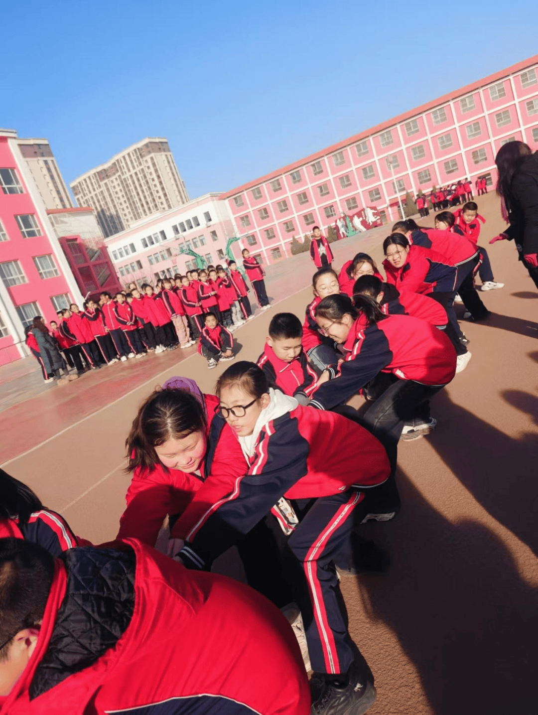 凝“绳”聚力 同心逐梦——忻州市龙岗小学举行“庆元旦”拔河比赛
