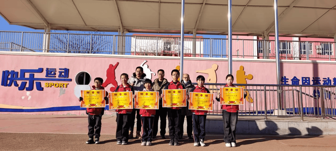 凝“绳”聚力 同心逐梦——忻州市龙岗小学举行“庆元旦”拔河比赛