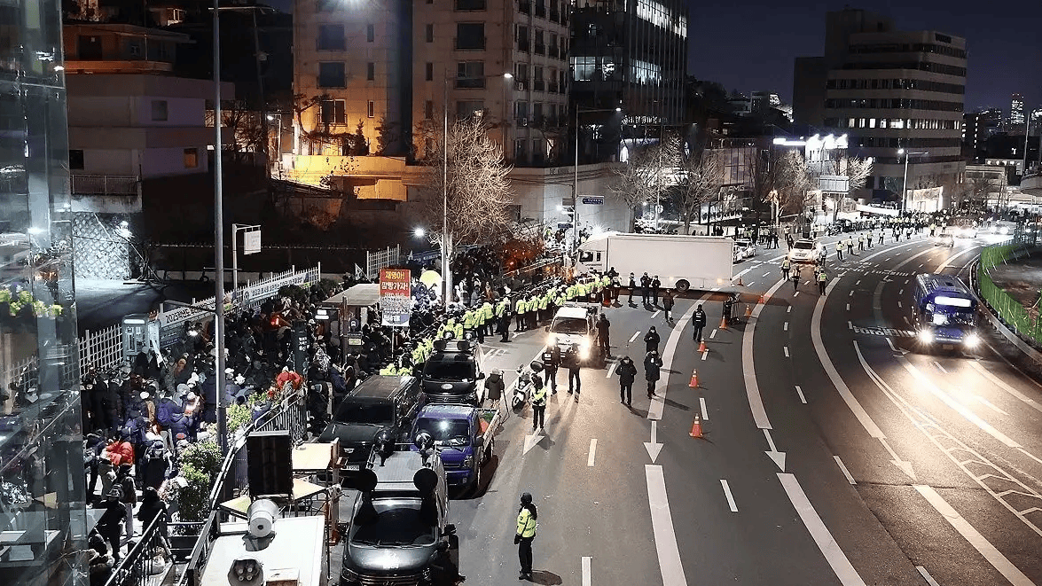 持续更新 | 调查人员突破韩国总统官邸两道阻拦线 未进入尹锡悦所在建筑