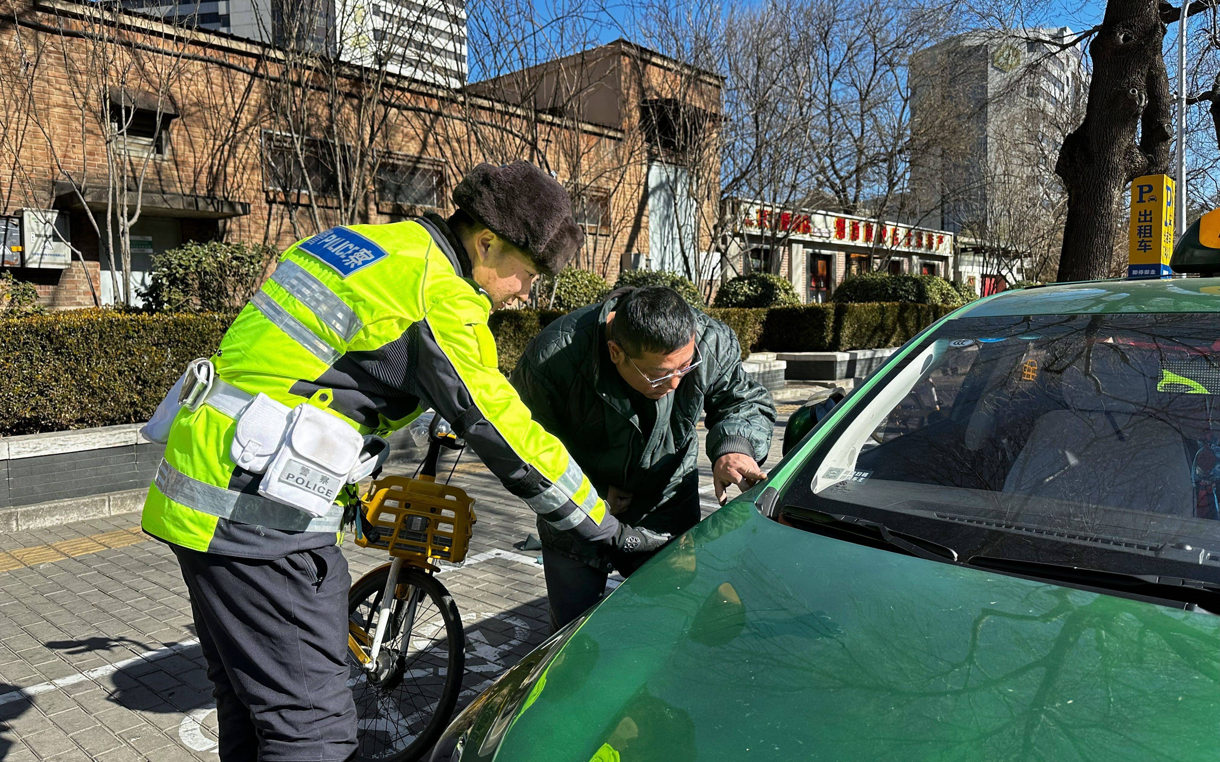 记者探访｜严寒大风中，北京交警调整信号灯时长减少行人等待时间