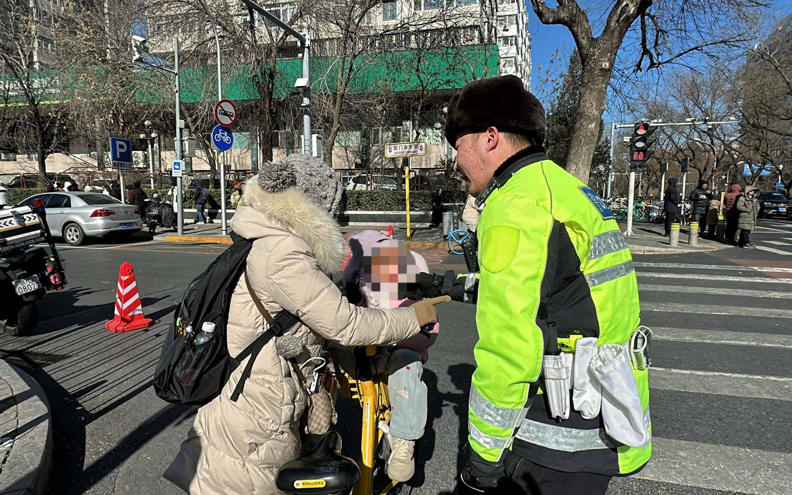记者探访｜严寒大风中，北京交警调整信号灯时长减少行人等待时间