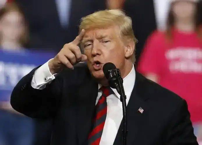 美国传出重磅消息！5000中国移民被连夜驱逐，外交部火速回应