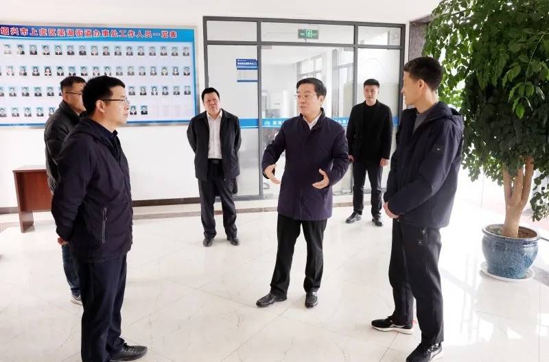 浙江绍兴市委书记在街道办逐层检查：有的办公室门开着但无人