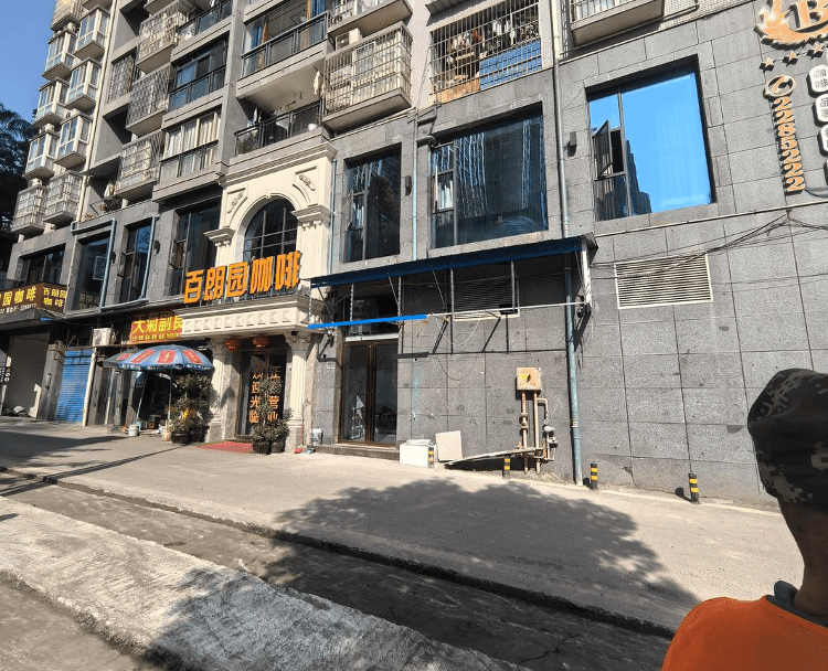 小区楼下开丧葬服务店，居民称生活被严重影响，老板回应