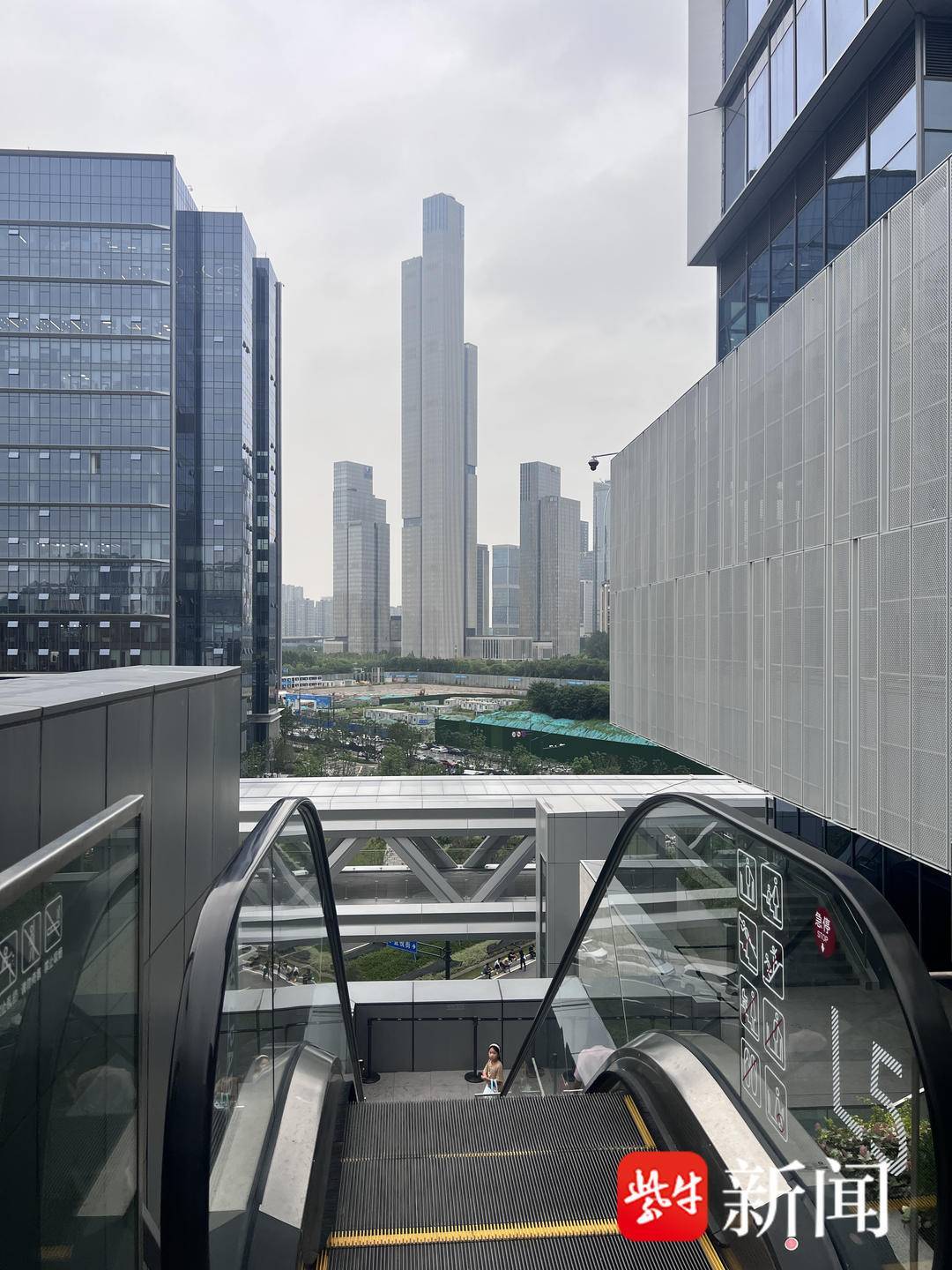 南京“曼哈顿”网红拍照机位爆火,工作人员:早上商场未营业就很多人来拍照