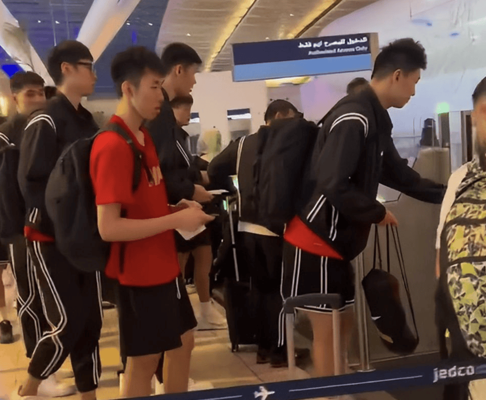 中国男篮结束亚洲杯之旅回国,王俊杰继续赴美开启新学期