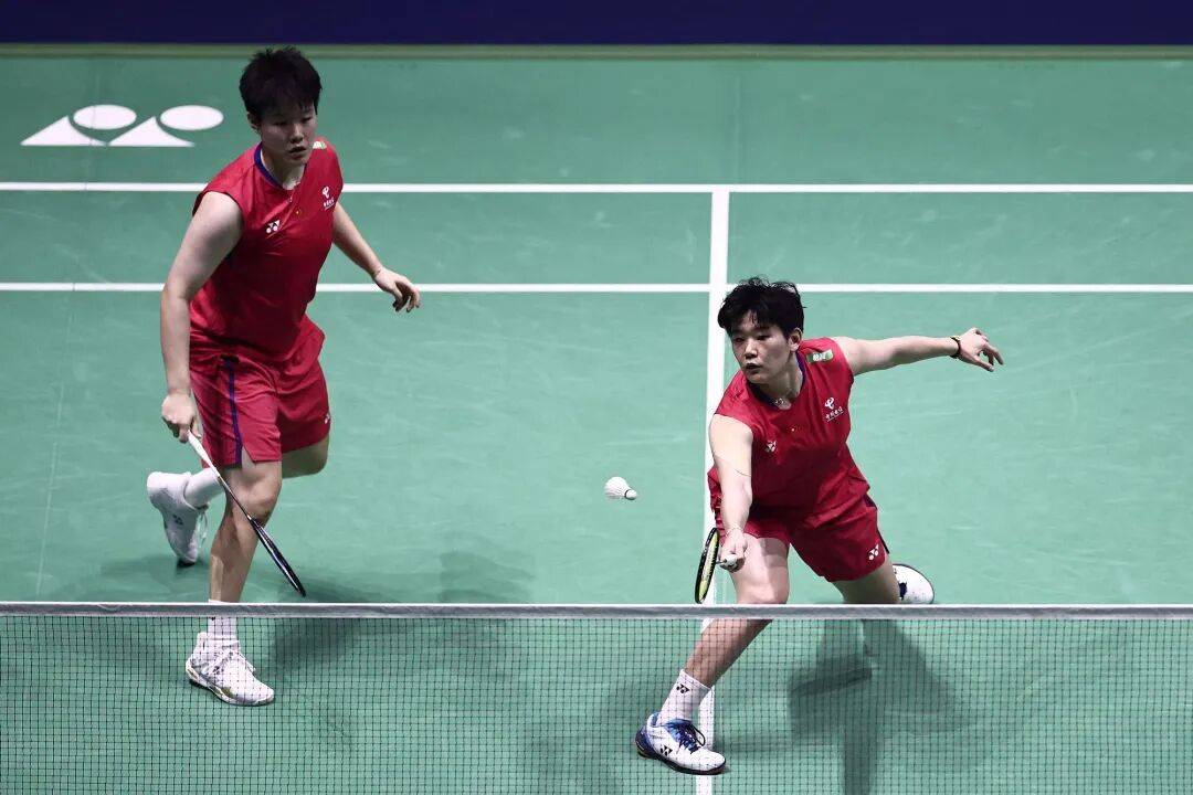 祝贺!石宇奇2比1逆转昆拉武特,获得羽毛球世锦赛男单冠军!