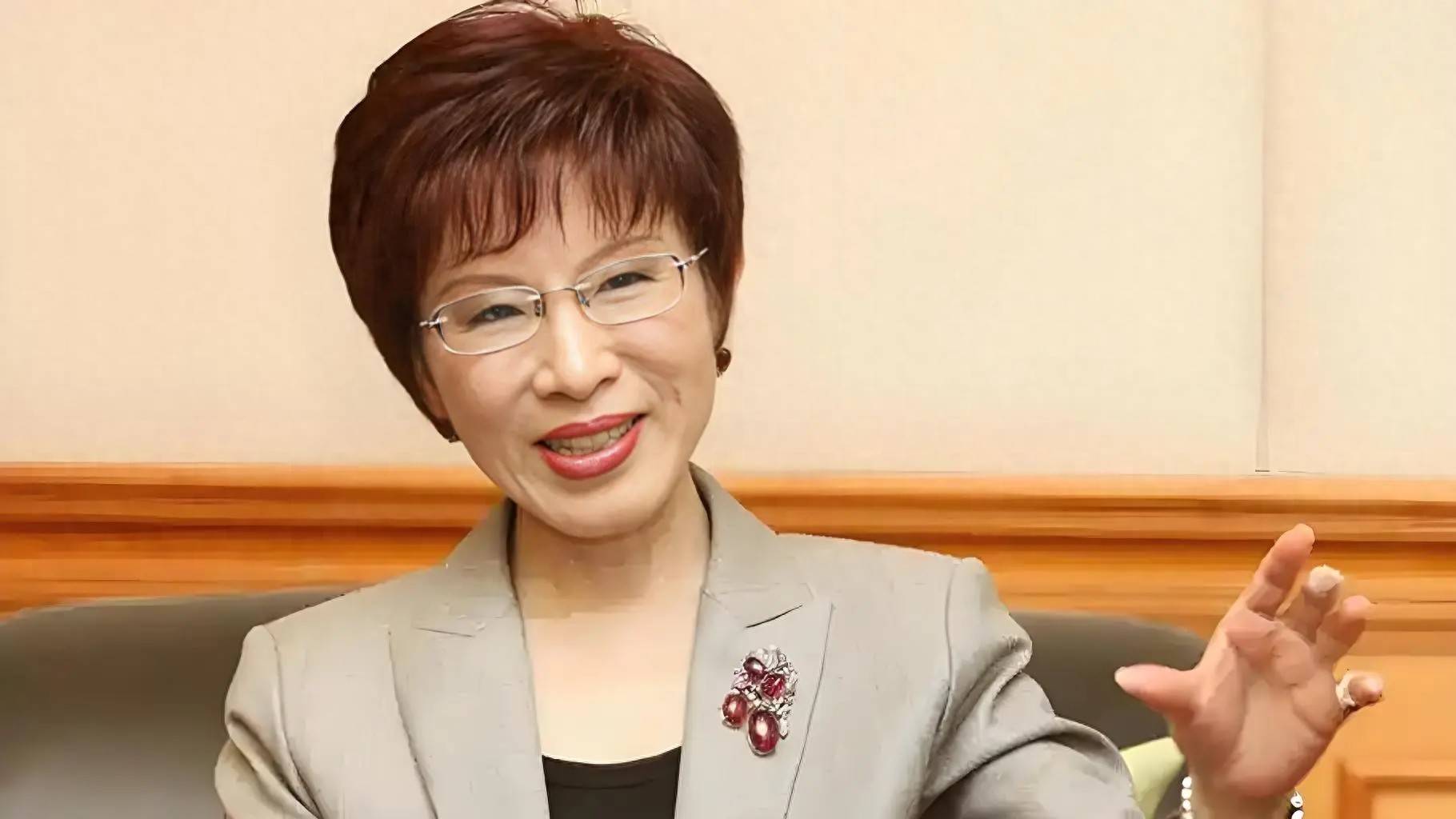 洪秀柱亮相北京,特殊站位有说法,不惧台当局威胁,民进党气急败坏!