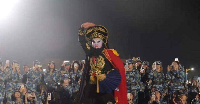 兰州大学军训期间大一女生表演川剧吐火,校方:学生来自东北,因个人爱好自学