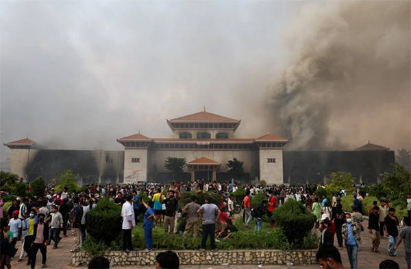 总理辞职、政府大楼被烧……尼泊尔发生了什么？