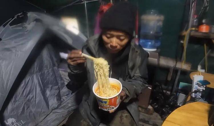 张家界荒野求生赛仅剩16位选手,主办方:多位选手已获赞助和代言,新退出选手赞泡面“太好吃”