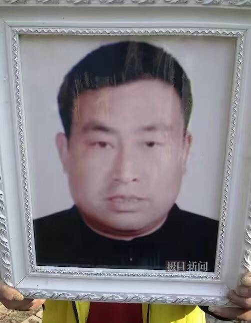 男子追赶偷狗贼遭棒击并被毒针射死，15年后一主犯仍在逃，受害者儿子：想为父亲申报见义勇为