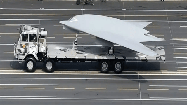 机库一开，解放军新家伙亮相！与歼20一飞冲天，重点是美国没有