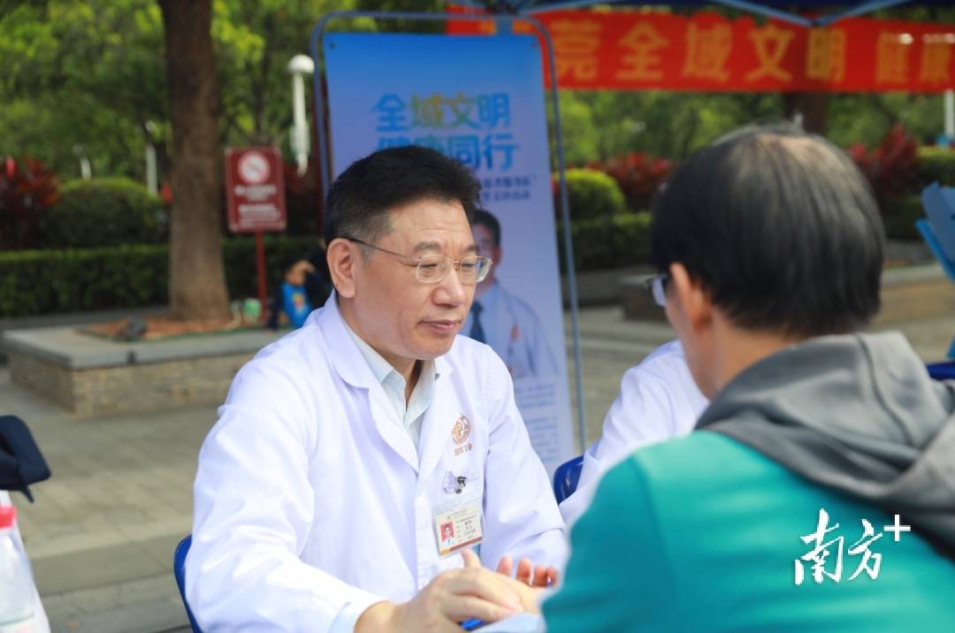 不用挂号!东莞黄旗山排起长龙,他们都是为了这场义诊