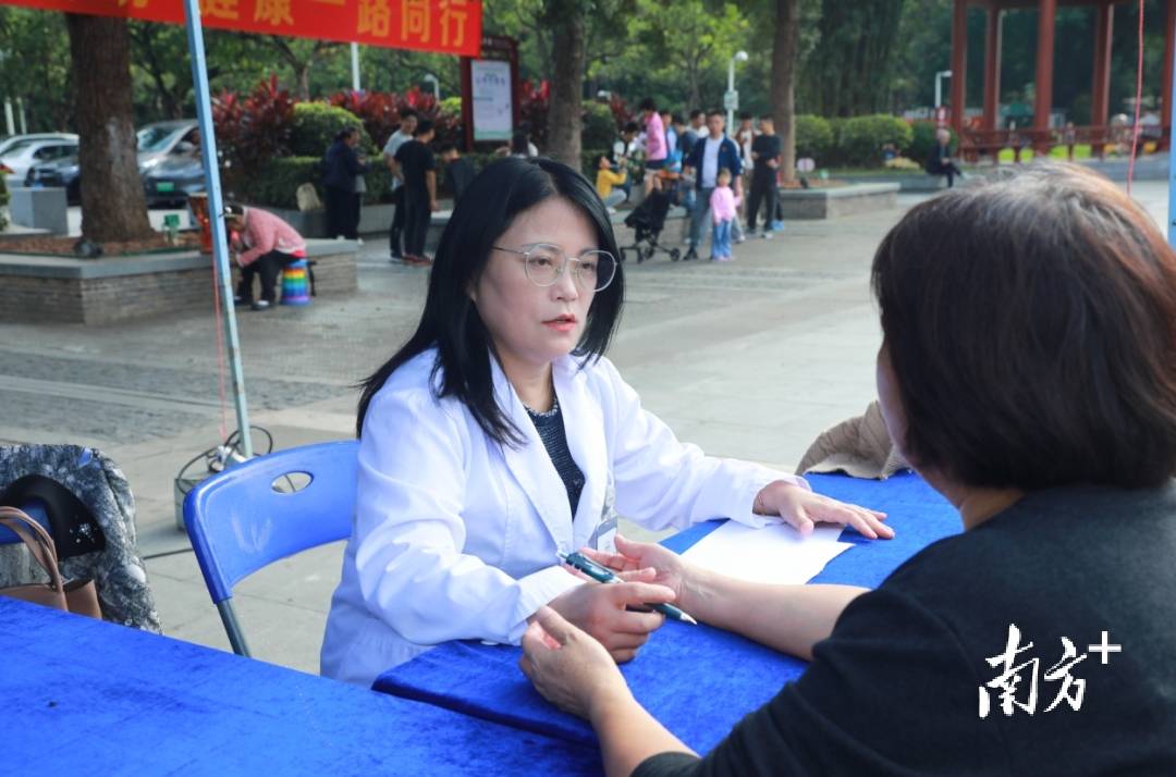 不用挂号!东莞黄旗山排起长龙,他们都是为了这场义诊