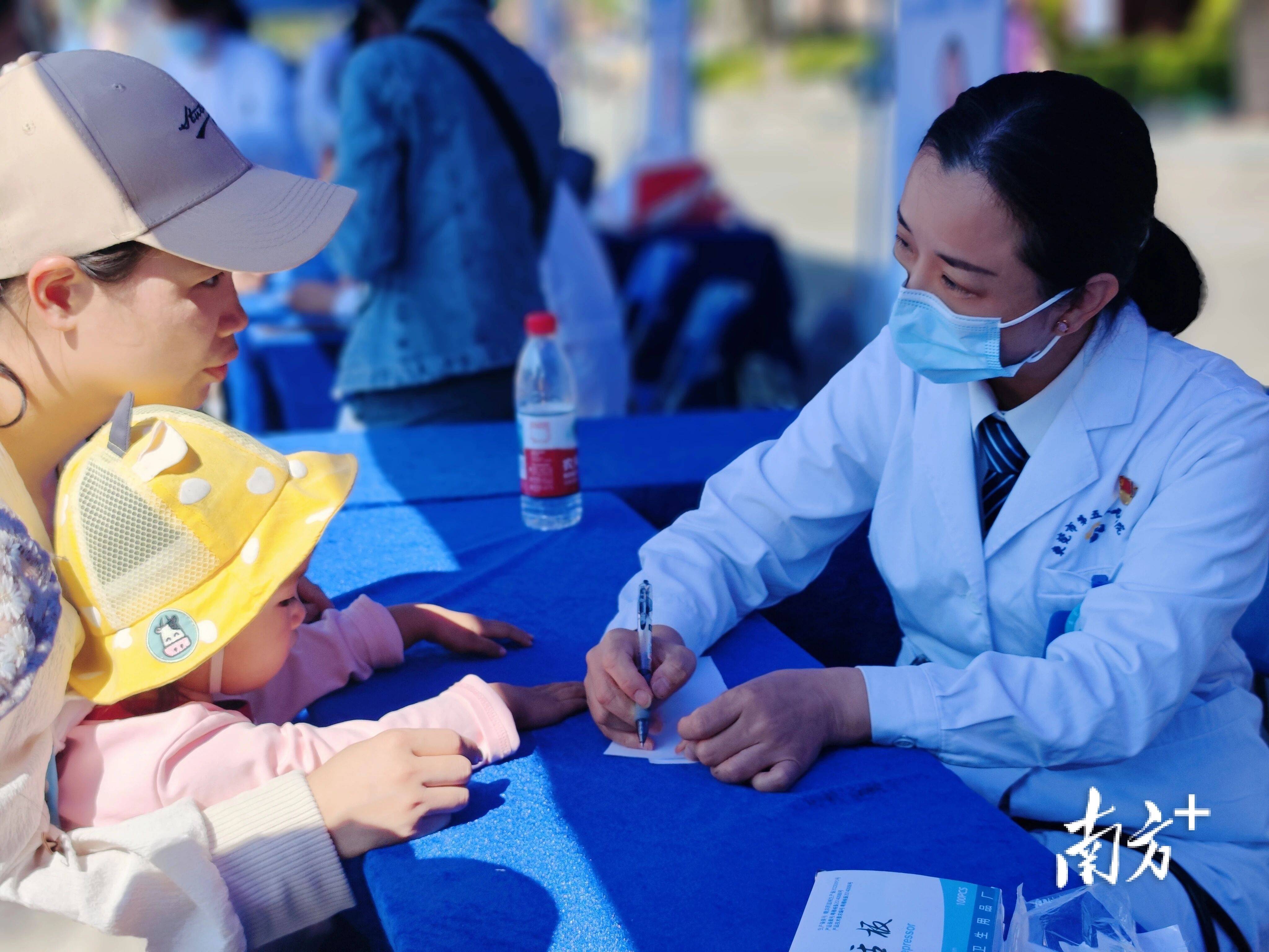 不用挂号!东莞黄旗山排起长龙,他们都是为了这场义诊