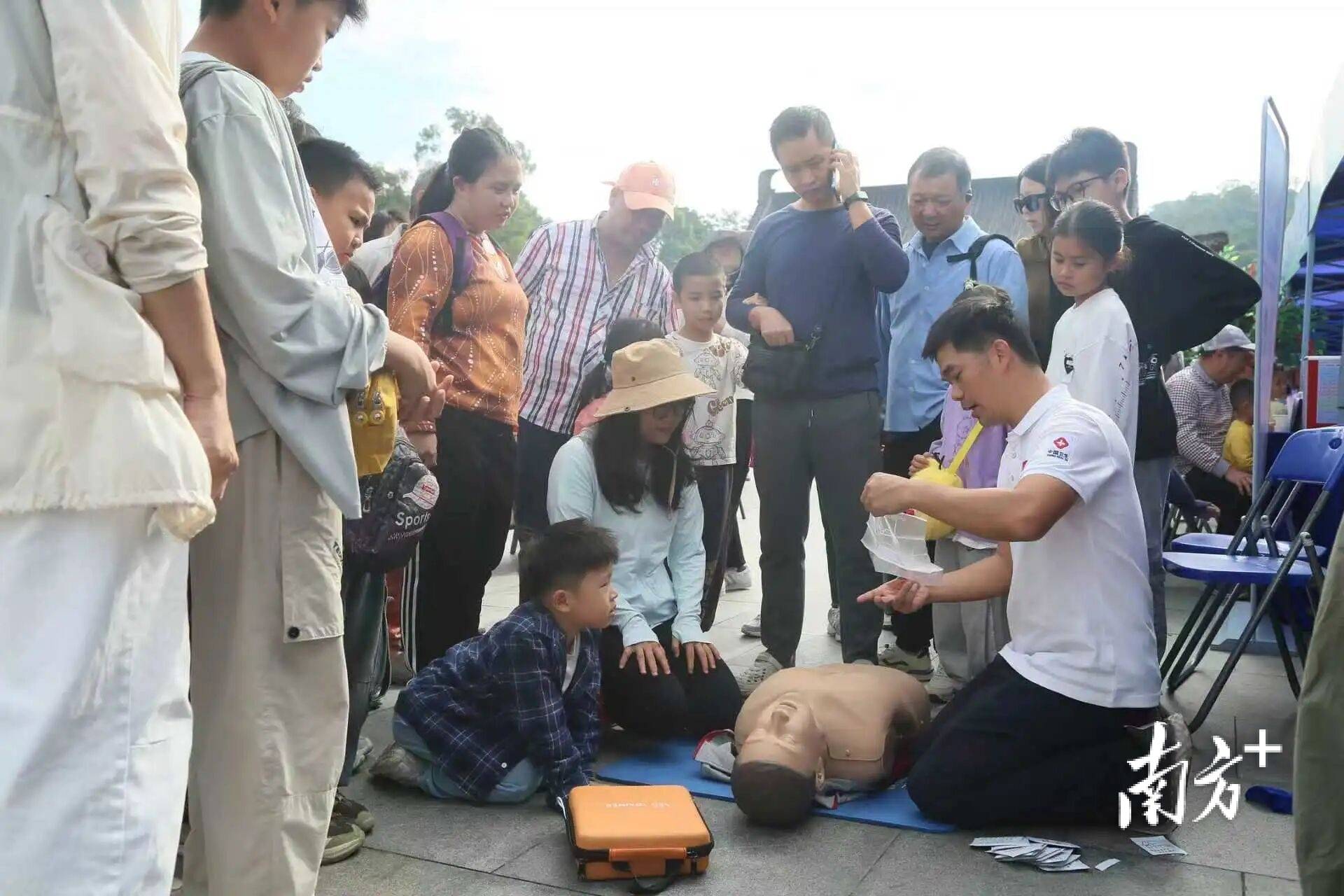 不用挂号!东莞黄旗山排起长龙,他们都是为了这场义诊