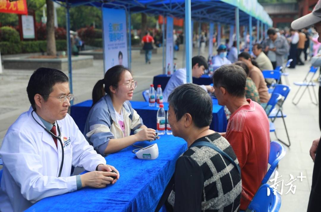 不用挂号!东莞黄旗山排起长龙,他们都是为了这场义诊