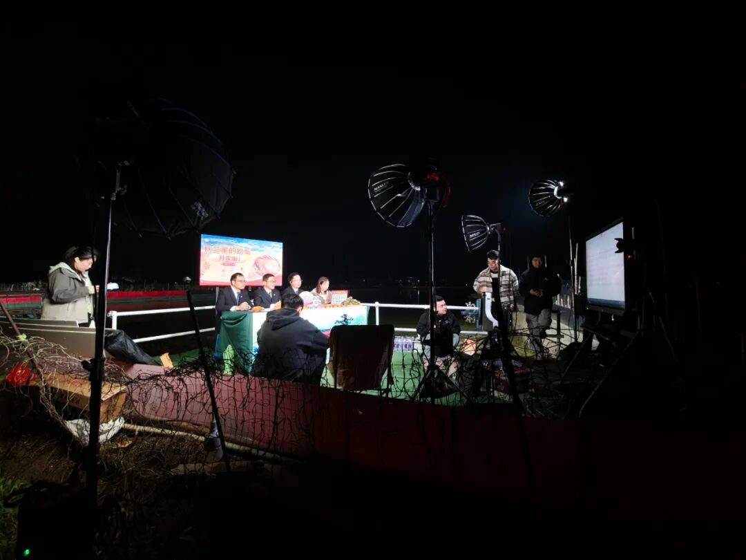 为了帮她还债,法官们直播卖螃蟹