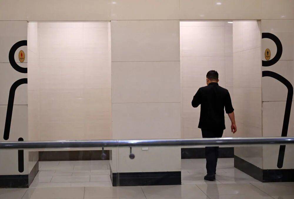 “我只想上个厕所,别考我了行不行!”