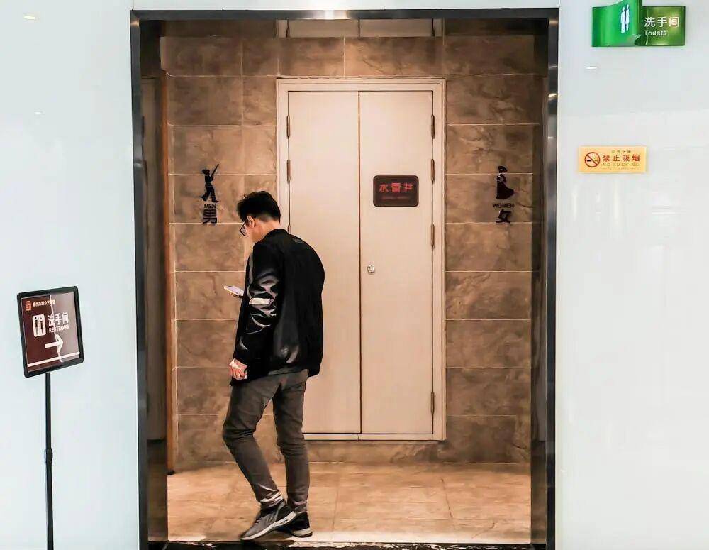 “我只想上个厕所,别考我了行不行!”