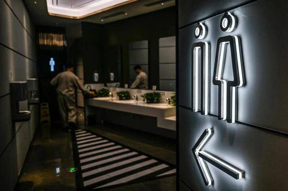 “我只想上个厕所,别考我了行不行!”