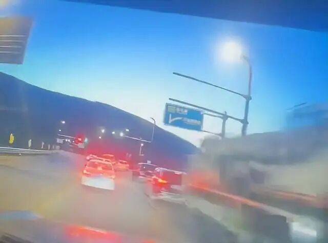 张家口发生一起交通事故致13人受伤，警方通报：重型吊车制动失灵，碰撞等信号灯车辆，肇事司机已被控制